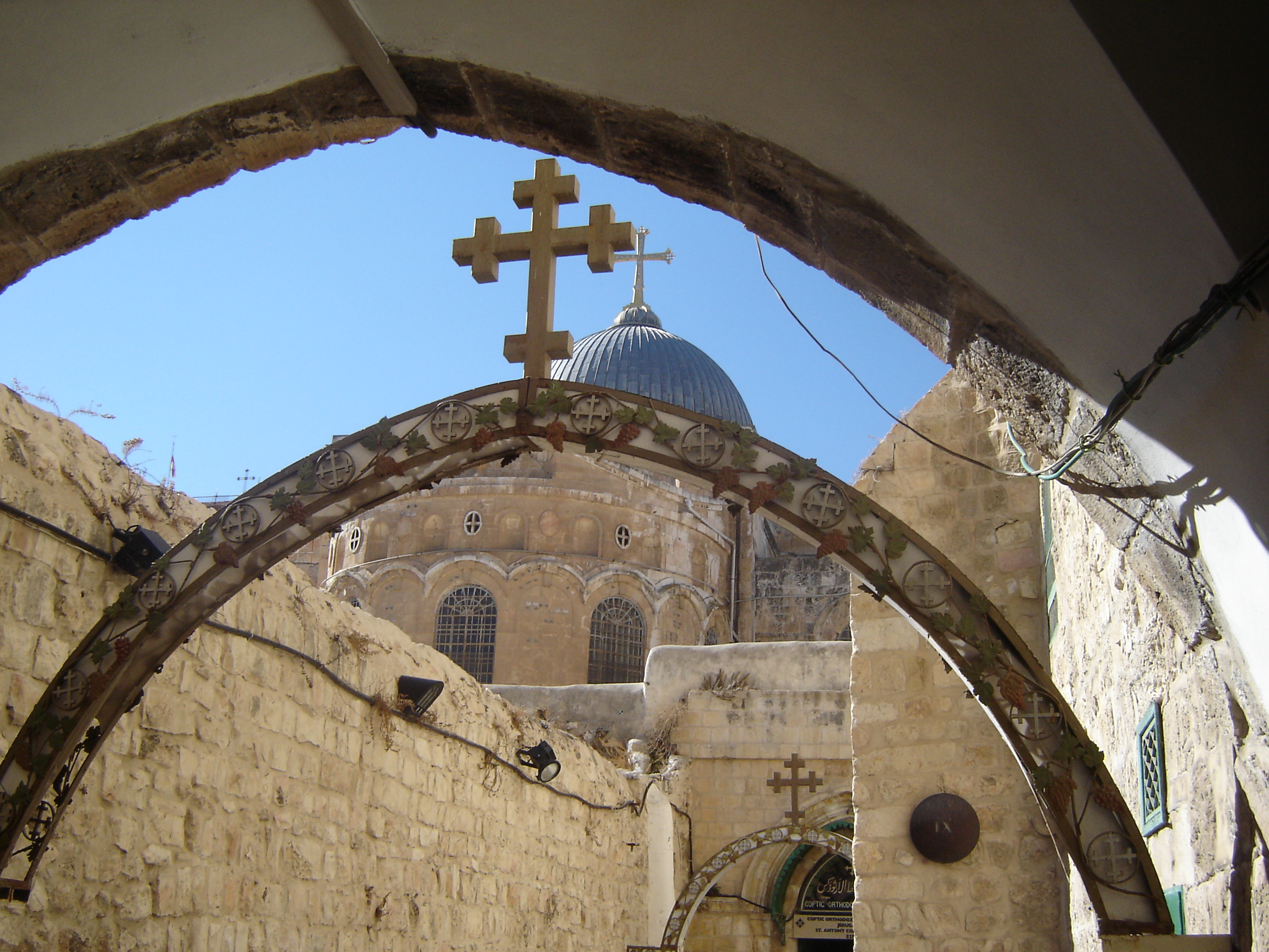 A Via Dolorosa 9. stációja a Golgota lábánál